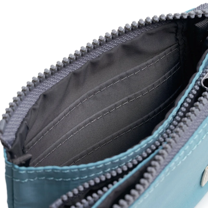 ROKA Carnaby Kleine Handtasche aus recyceltem Ripstop-Nylon von Aquatic Awe