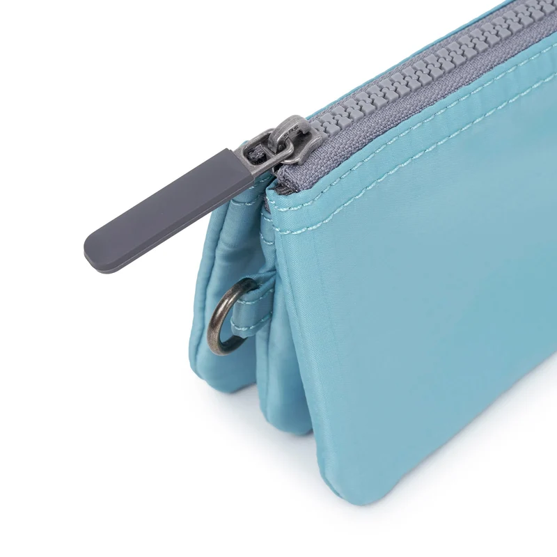 ROKA Carnaby Kleine Handtasche aus recyceltem Ripstop-Nylon von Aquatic Awe