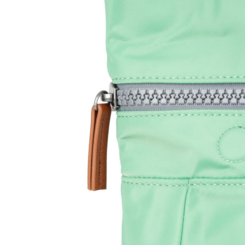 ROKA Canfield B Matcha Kleiner Beutel aus recyceltem Nylon