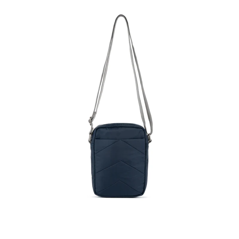 ROKA Bond Mitternachtsblaue Tasche aus recyceltem Nylon