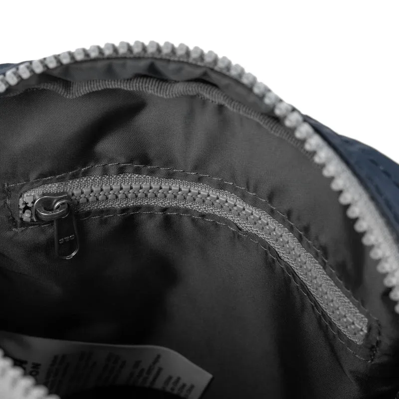 ROKA Bond Mitternachtsblaue Tasche aus recyceltem Nylon