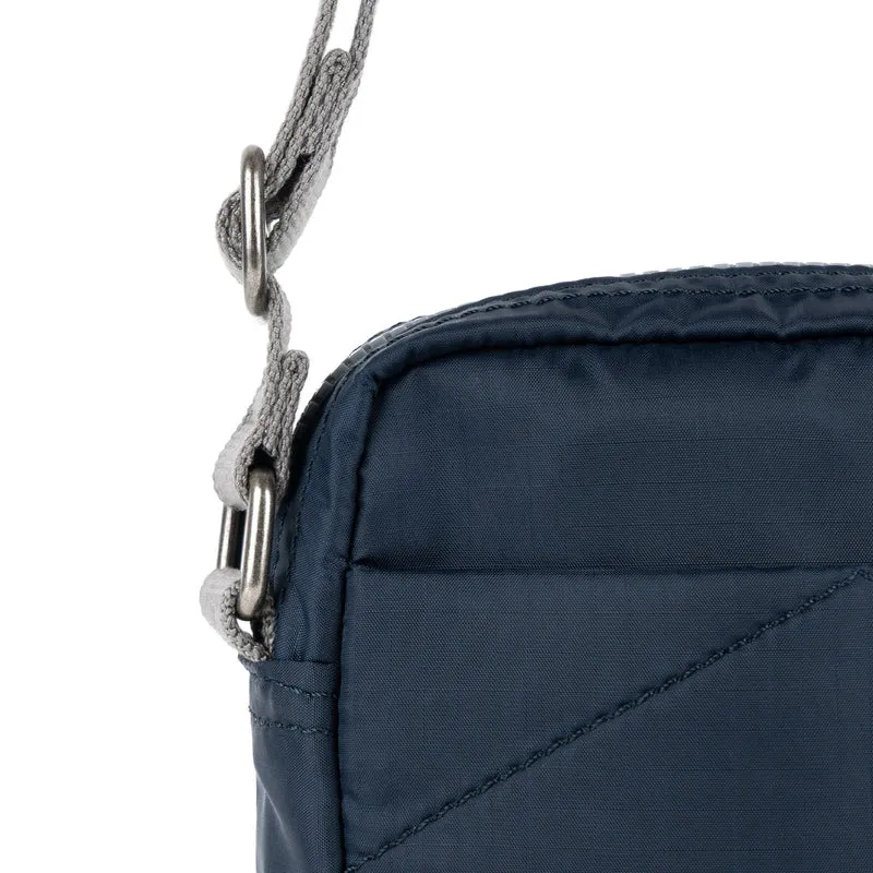 ROKA Bond Mitternachtsblaue Tasche aus recyceltem Nylon