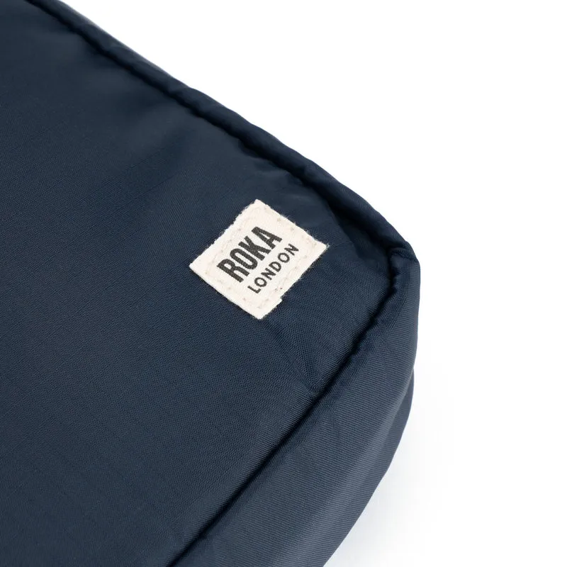 ROKA Bond Mitternachtsblaue Tasche aus recyceltem Nylon