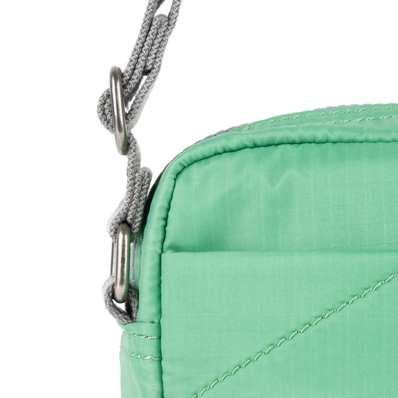 ROKA Bond Matcha-Tasche aus recyceltem Nylon