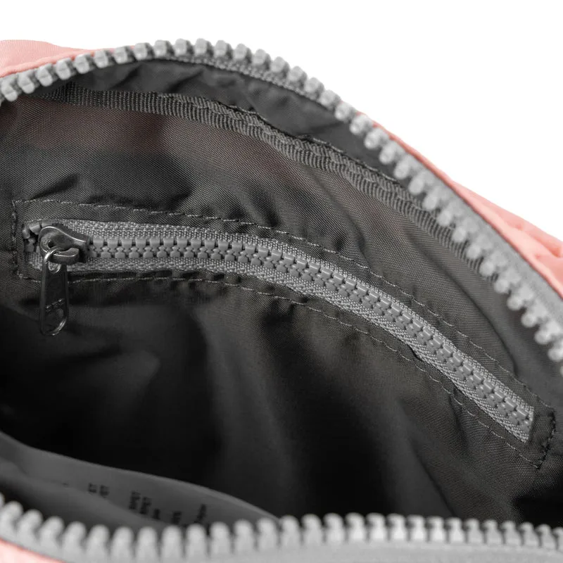 ROKA Bond Tasche aus recyceltem Nylon mit englischer Rosenmotiv