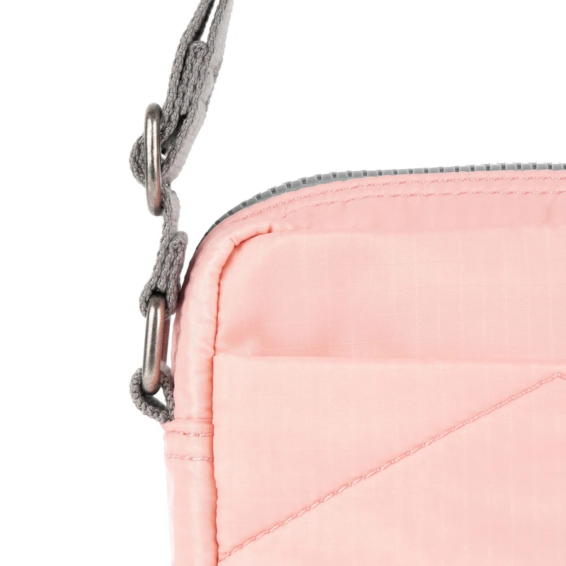 ROKA Bond Tasche aus recyceltem Nylon mit englischer Rosenmotiv