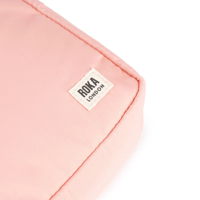 ROKA Bond Tasche aus recyceltem Nylon mit englischer Rosenmotiv
