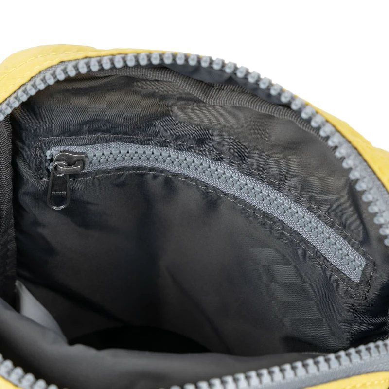 ROKA Bond Zitronengelbe Tasche aus recyceltem Nylon