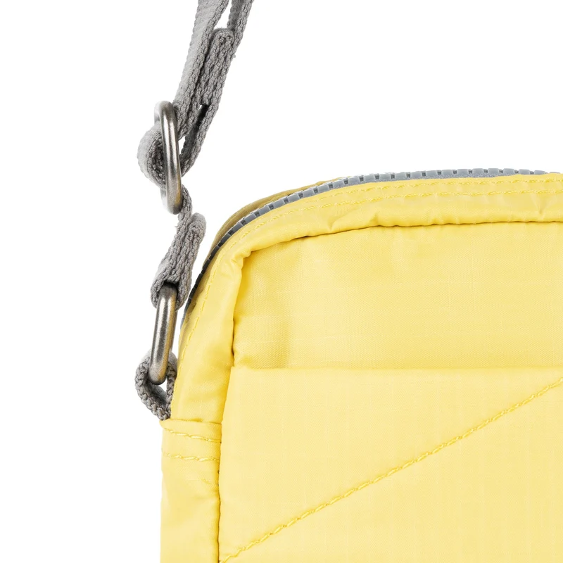 ROKA Bond Zitronengelbe Tasche aus recyceltem Nylon