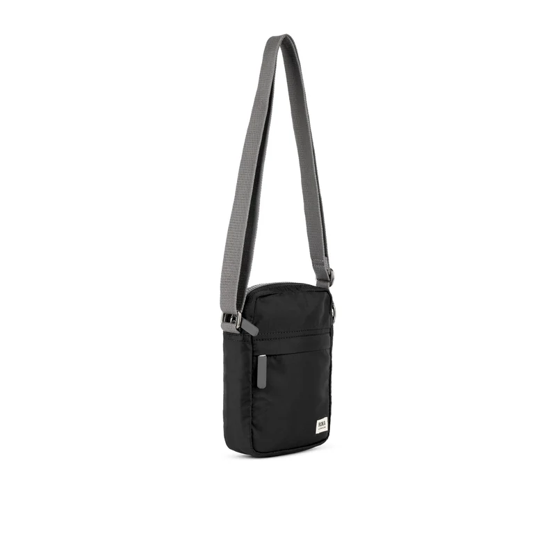 ROKA Bond Schwarze Tasche aus recyceltem Nylon
