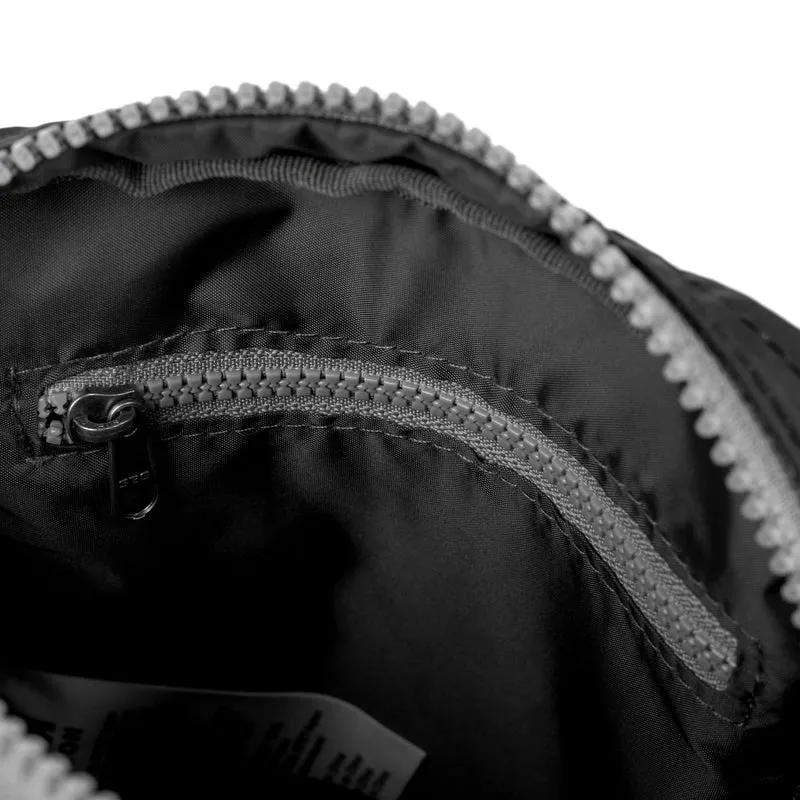 ROKA Bond Schwarze Tasche aus recyceltem Nylon