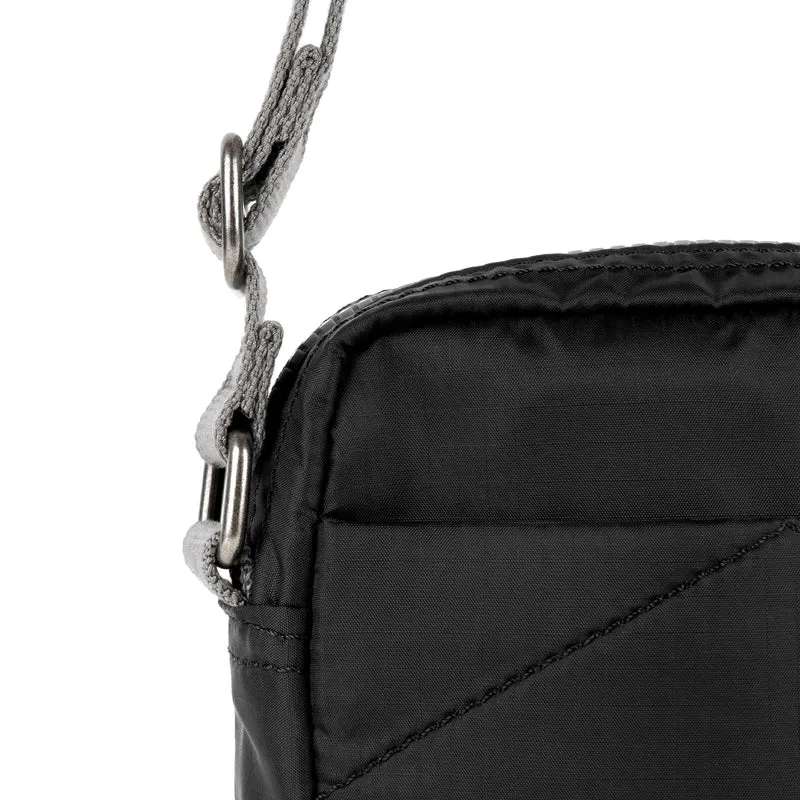 ROKA Bond Schwarze Tasche aus recyceltem Nylon