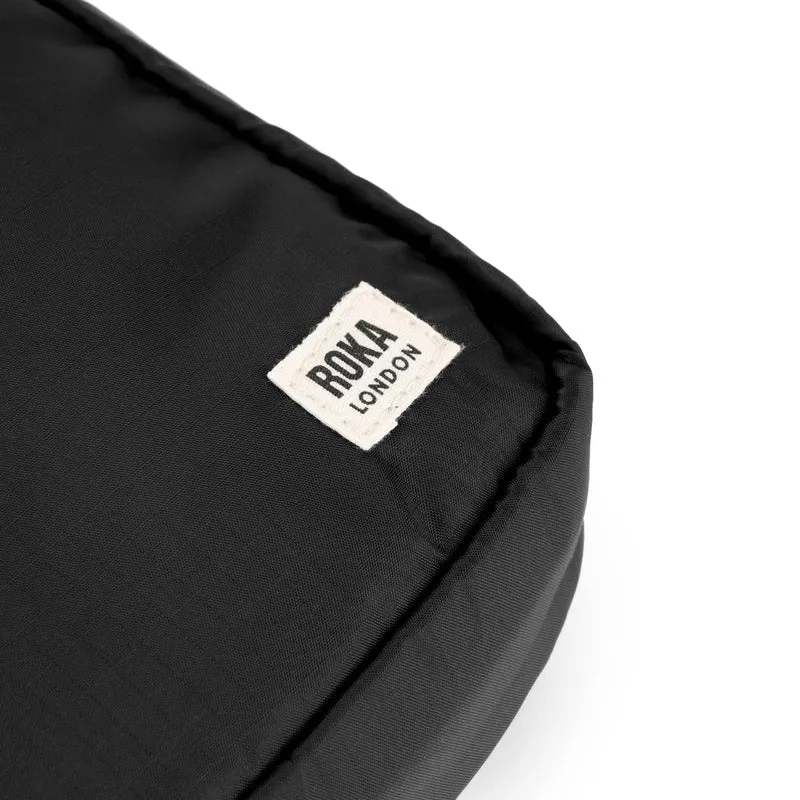 ROKA Bond Schwarze Tasche aus recyceltem Nylon