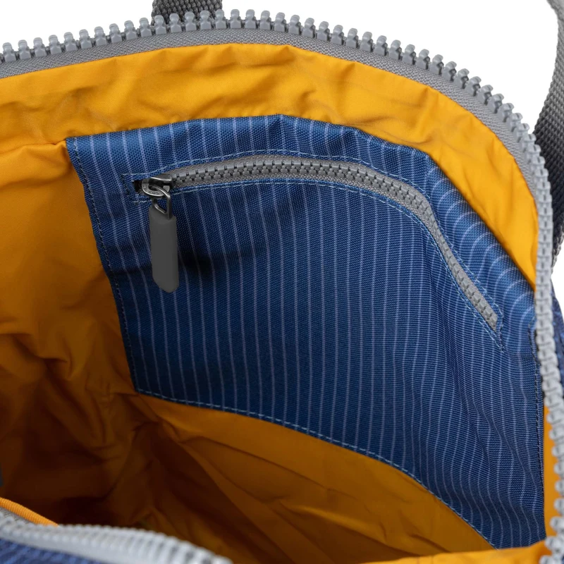 ROKA Kreativer Abfall Canfield B Denim Wash Medium Tasche aus recyceltem Canvas