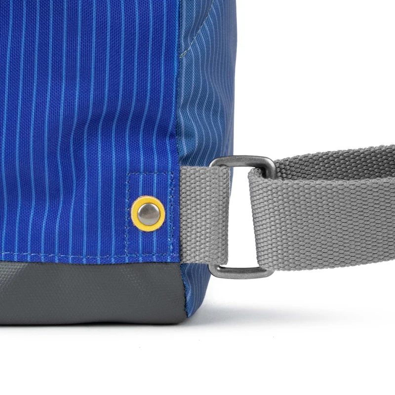 ROKA Kreativer Abfall Bantry Kleine Tasche aus recyceltem Canvas, B Denim Wash