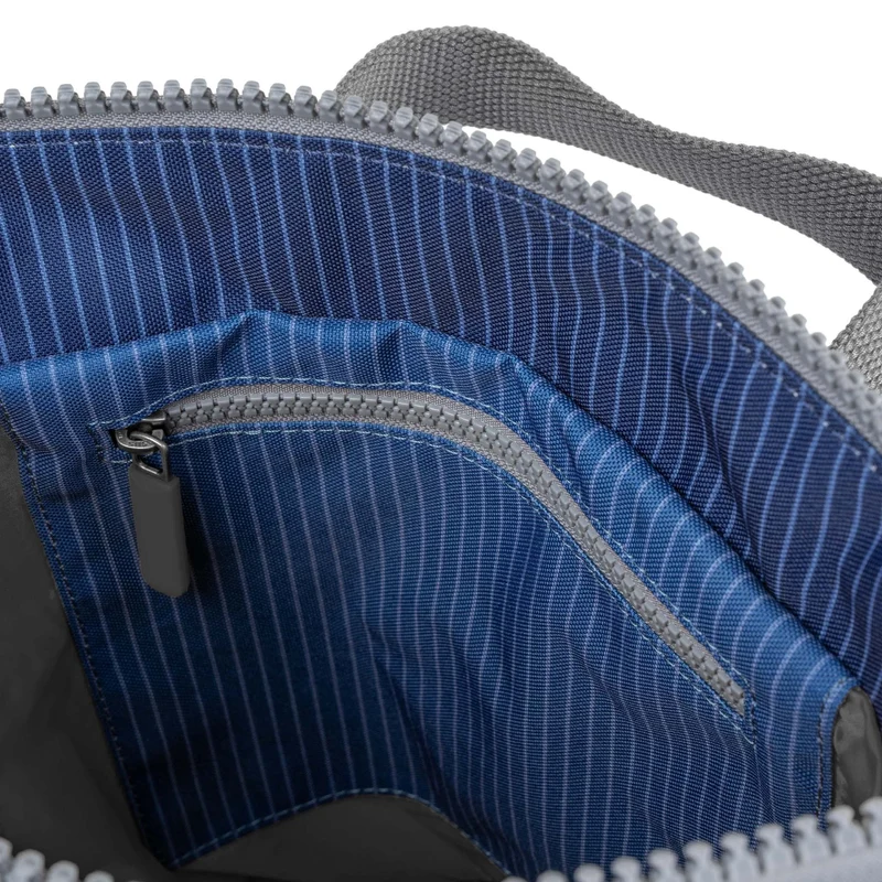 ROKA Kreativer Abfall Bantry Kleine Tasche aus recyceltem Canvas, B Denim Wash