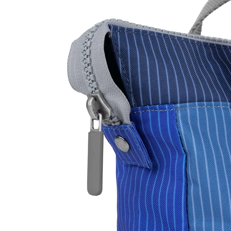 ROKA Kreativer Abfall Bantry Kleine Tasche aus recyceltem Canvas, B Denim Wash