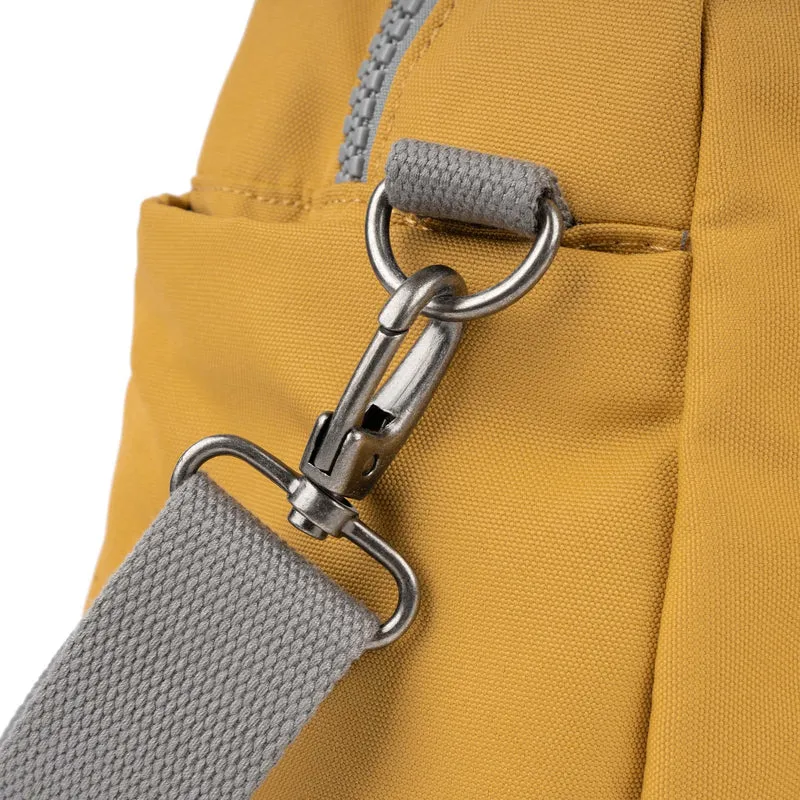 ROKA Kleine Tasche Gatwick aus recyceltem Canvas - Flachs