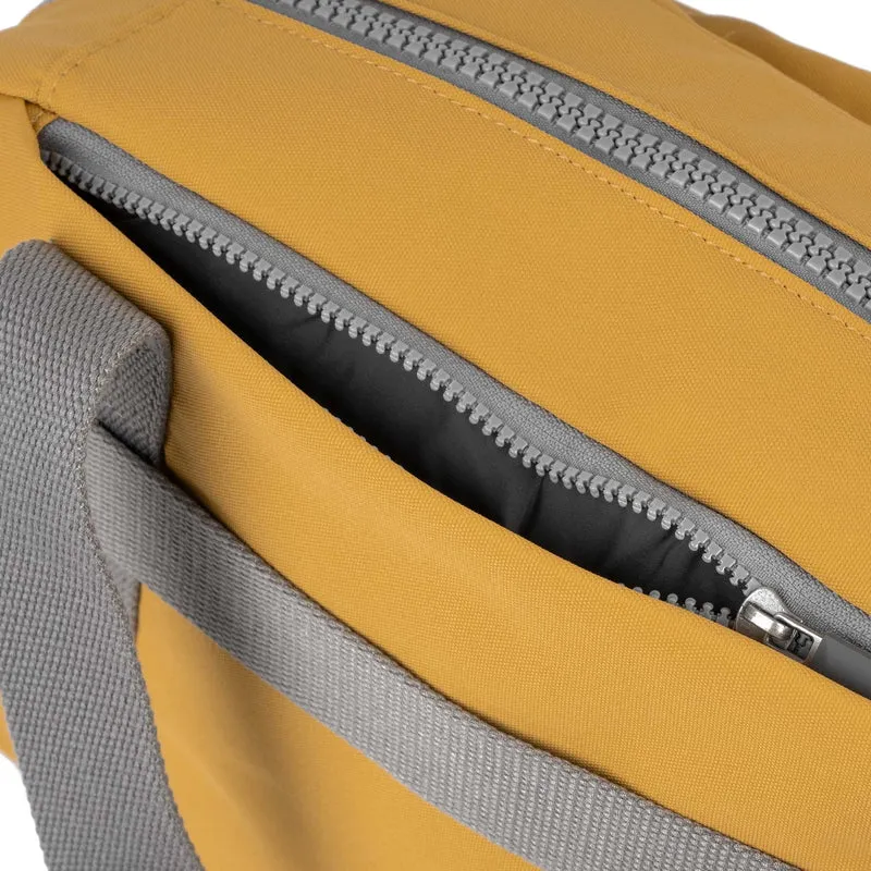 ROKA Kleine Tasche Gatwick aus recyceltem Canvas - Flachs