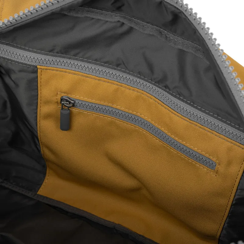 ROKA Kleine Tasche Gatwick aus recyceltem Canvas - Flachs