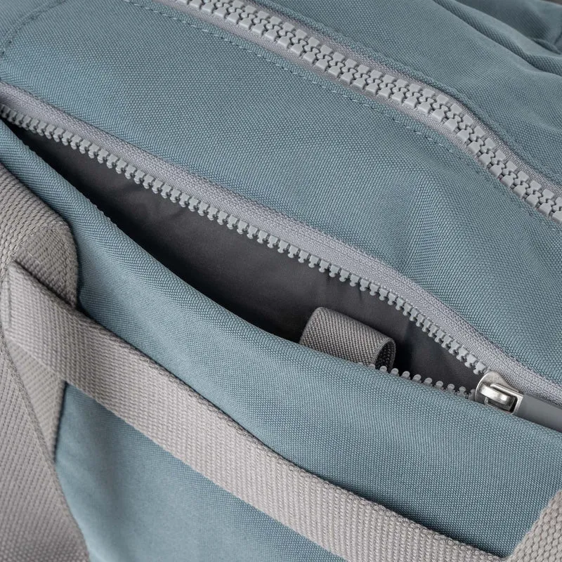ROKA Kleine Tasche Gatwick aus recyceltem Canvas – Airforce