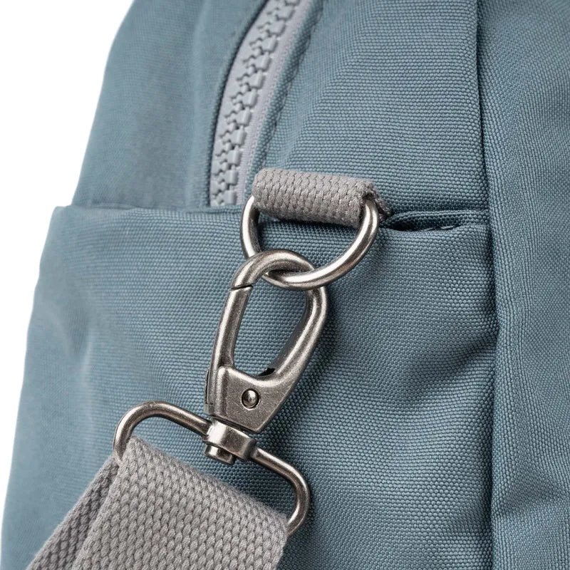 ROKA Kleine Tasche Gatwick aus recyceltem Canvas – Airforce