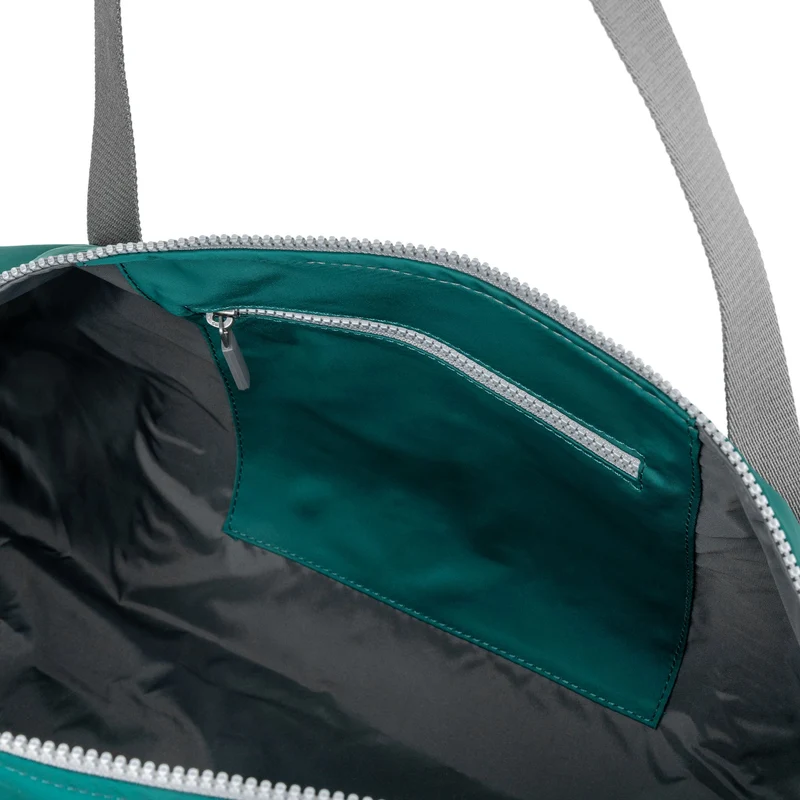 ROKA Mittelgroße Tasche City aus recyceltem Nylon - Blaugrün
