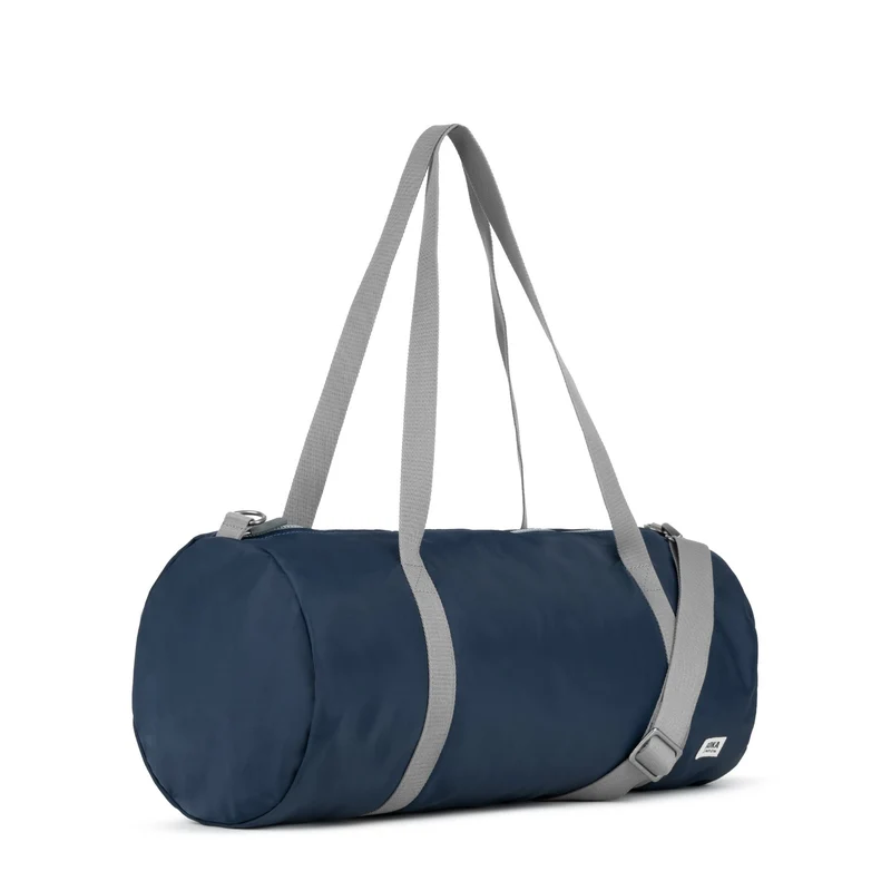ROKA Mittelgroße Tasche City aus recyceltem Nylon - Mitternacht