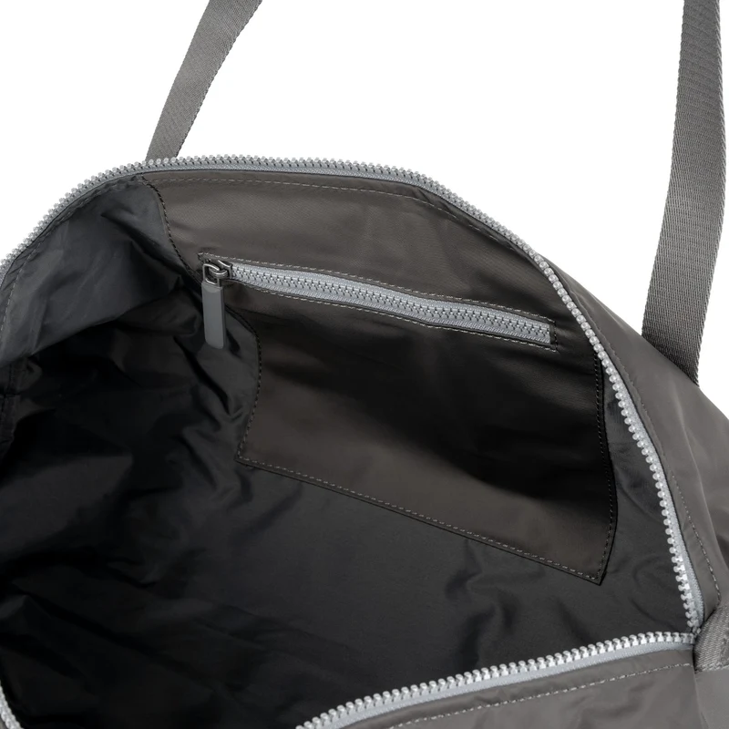 ROKA Mittelgroße Tasche City aus recyceltem Nylon - Graphit