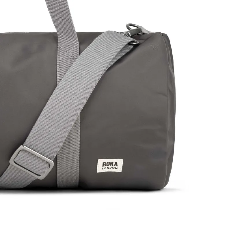 ROKA Mittelgroße Tasche City aus recyceltem Nylon - Graphit