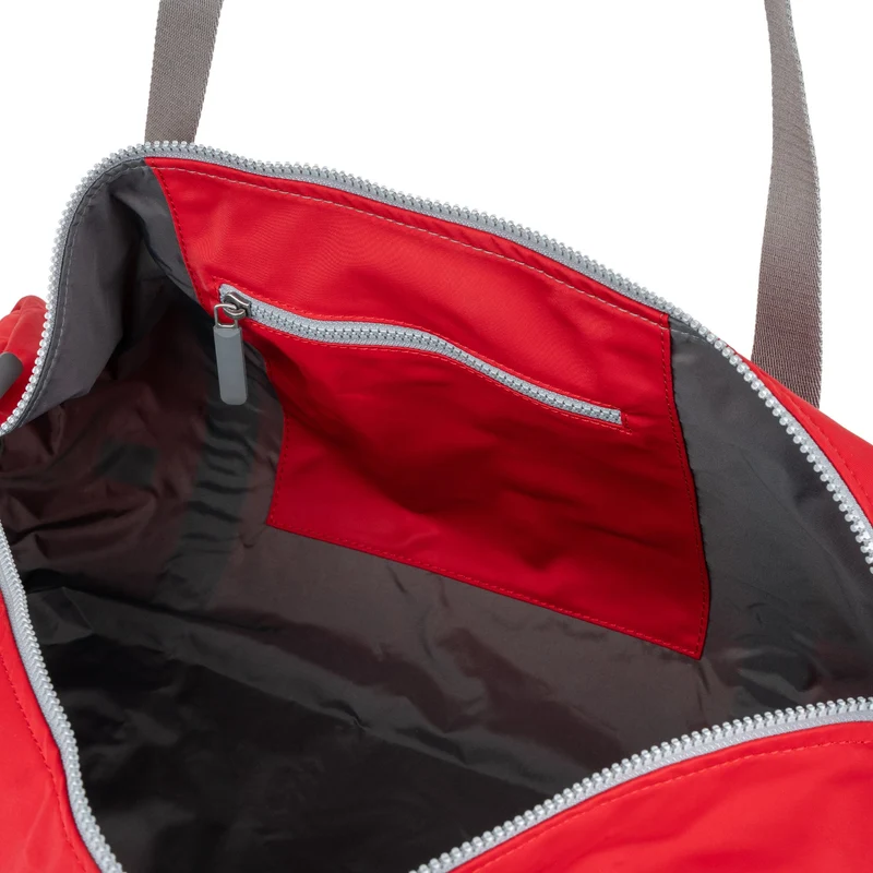 ROKA Mittelgroße Tasche City aus recyceltem Nylon - Cranberry
