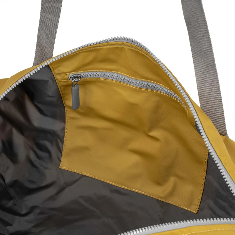 ROKA Mittelgroße Tasche City aus recyceltem Nylon - Mais