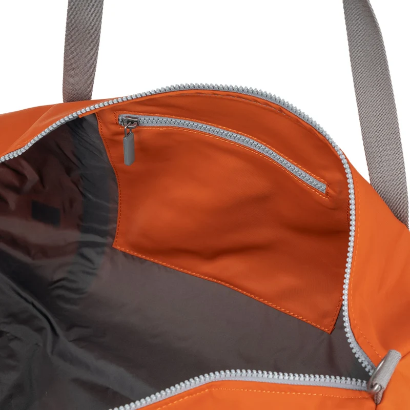 ROKA Mittelgroße Tasche City aus recyceltem Nylon - Gebranntes Orange