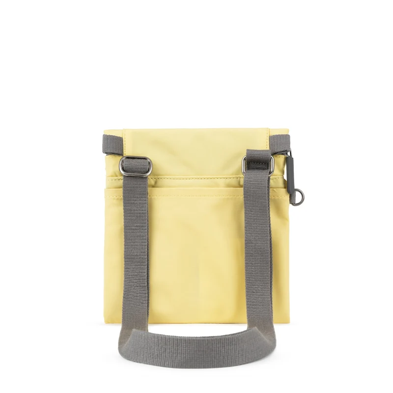 ROKA Kleine Tasche Stratford aus recyceltem Nylon - Zitronengelb