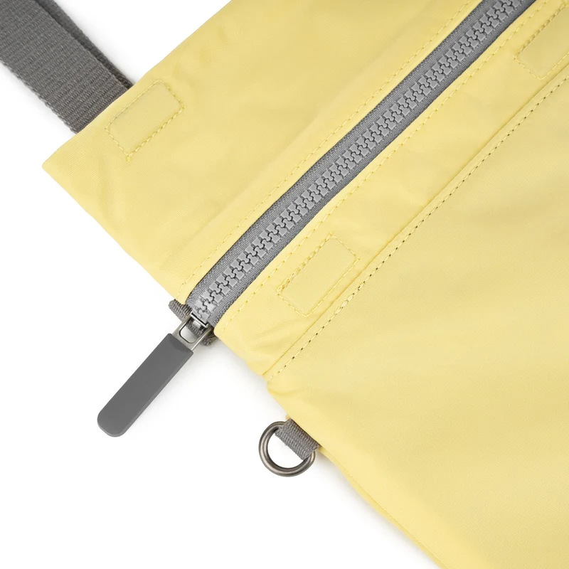 ROKA Kleine Tasche Stratford aus recyceltem Nylon - Zitronengelb