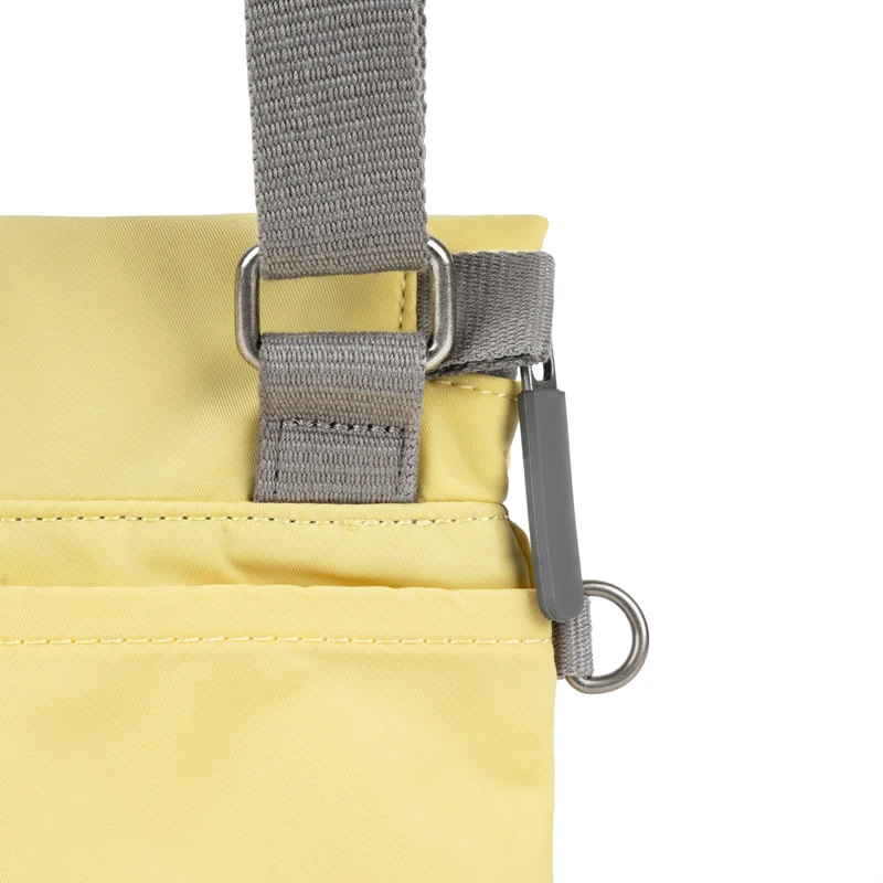 ROKA Kleine Tasche Stratford aus recyceltem Nylon - Zitronengelb