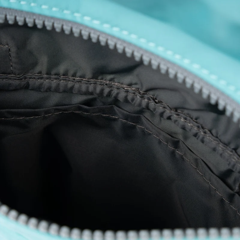 ROKA Kleine Stratford-Tasche aus recyceltem Nylon – Aquatic Awe