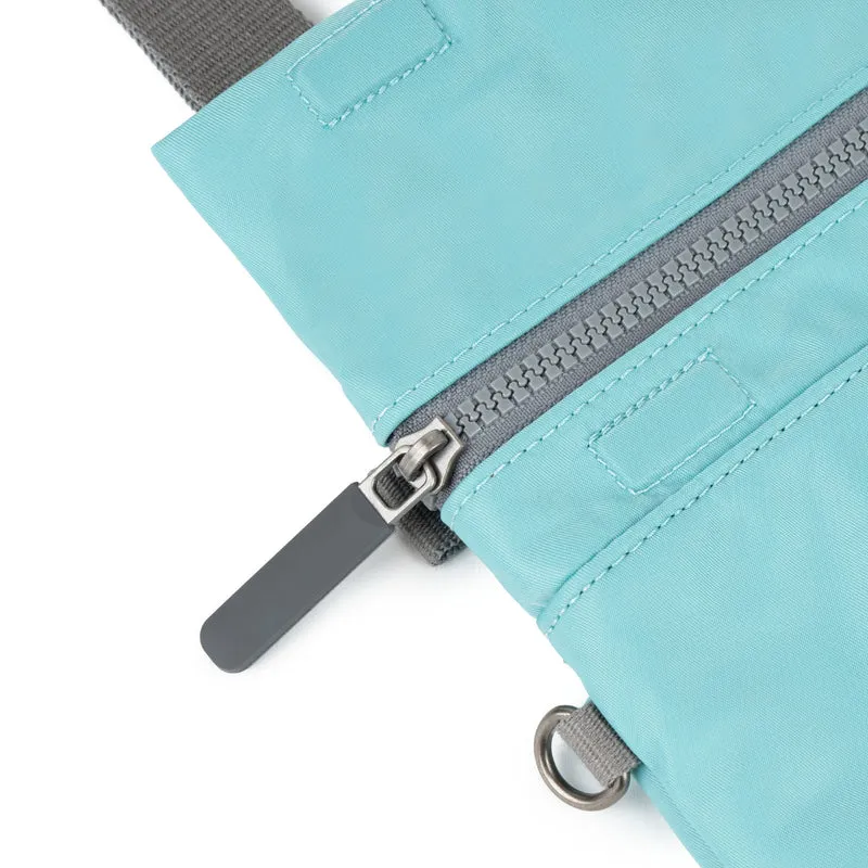 ROKA Kleine Stratford-Tasche aus recyceltem Nylon – Aquatic Awe