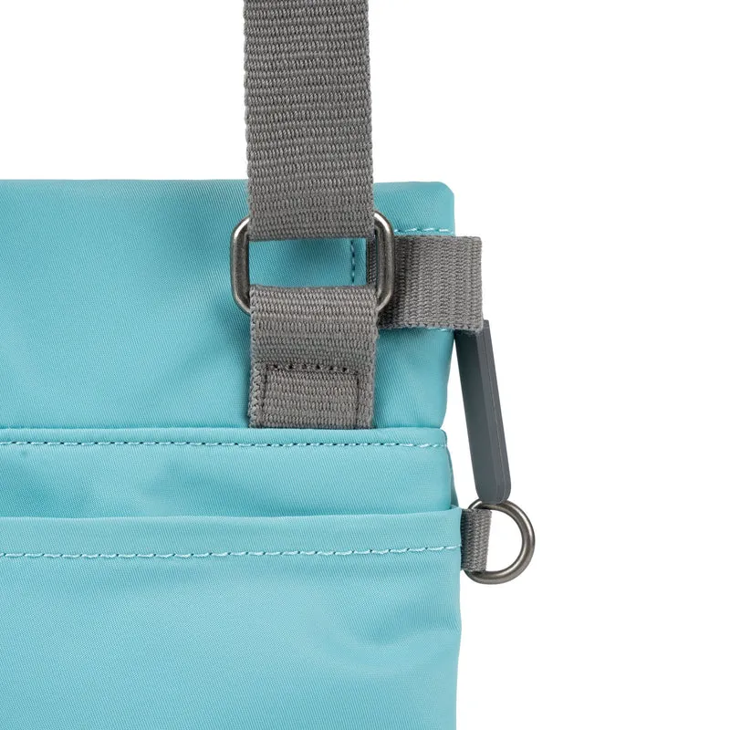 ROKA Kleine Stratford-Tasche aus recyceltem Nylon – Aquatic Awe