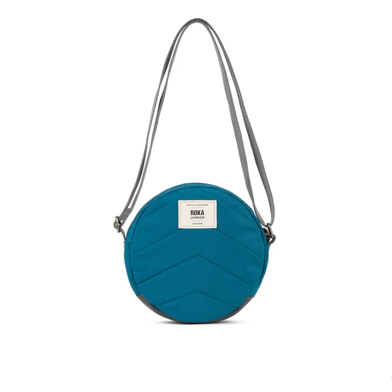 ROKA Paddington Kleine Tasche aus recyceltem Nylon – Saphir