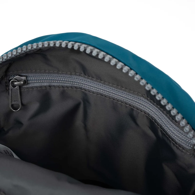 ROKA Paddington Kleine Tasche aus recyceltem Nylon – Saphir
