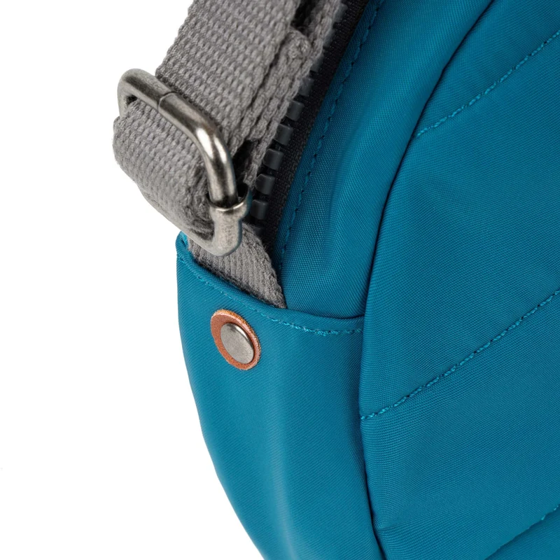 ROKA Paddington Kleine Tasche aus recyceltem Nylon – Saphir