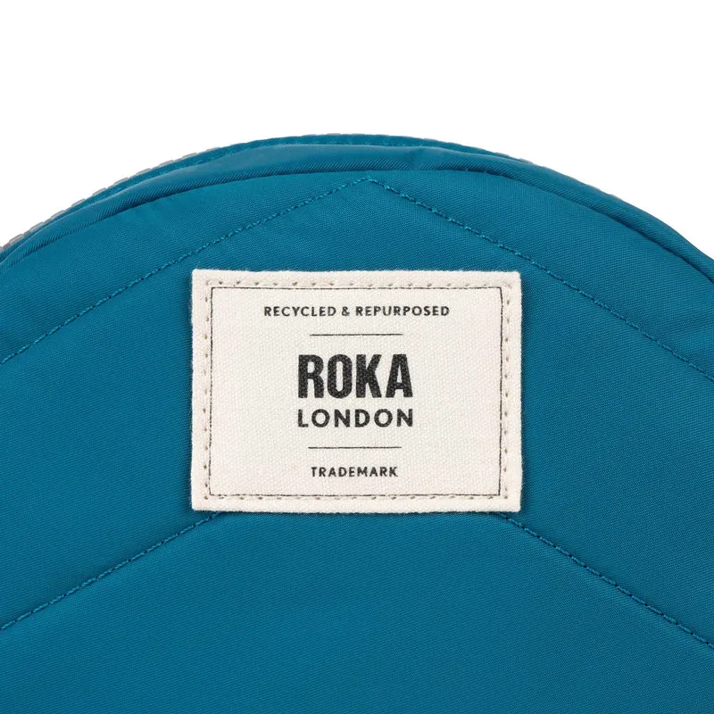 ROKA Paddington Kleine Tasche aus recyceltem Nylon – Saphir