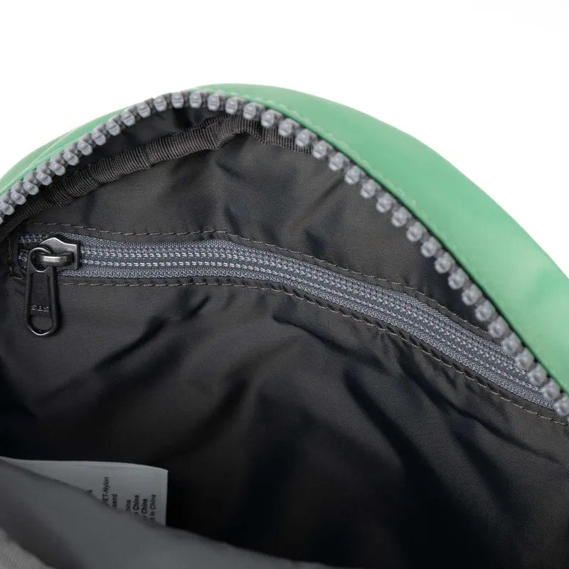 ROKA Paddington B Kleine Tasche aus recyceltem Nylon - Matcha