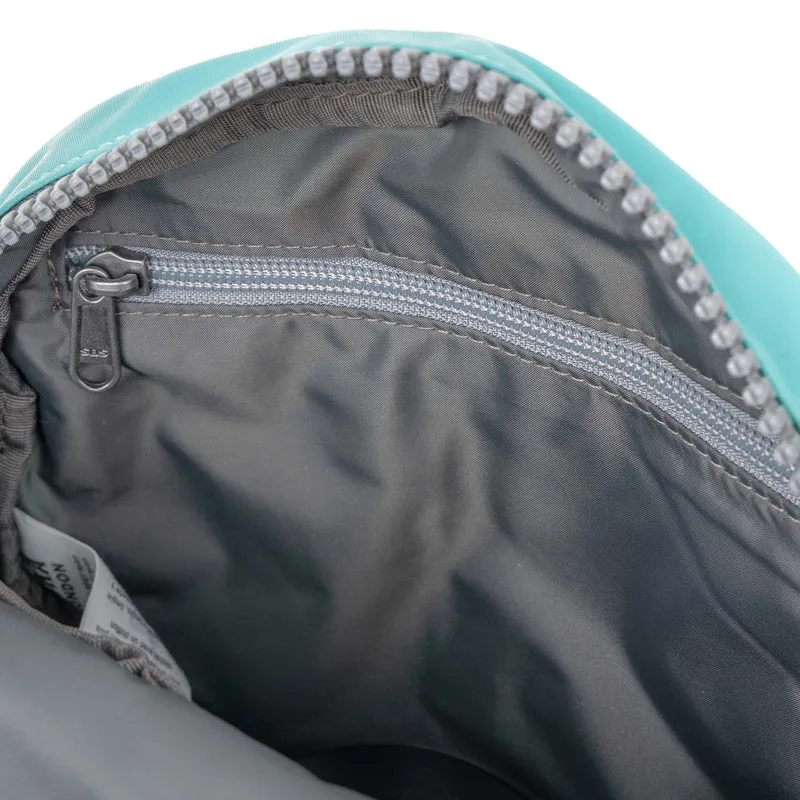 ROKA Paddington B Kleine Tasche aus recyceltem Nylon – Aquatic Awe