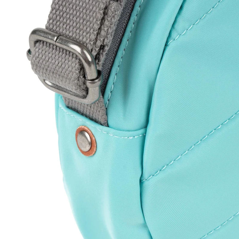 ROKA Paddington B Kleine Tasche aus recyceltem Nylon – Aquatic Awe
