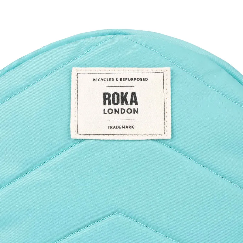 ROKA Paddington B Kleine Tasche aus recyceltem Nylon – Aquatic Awe