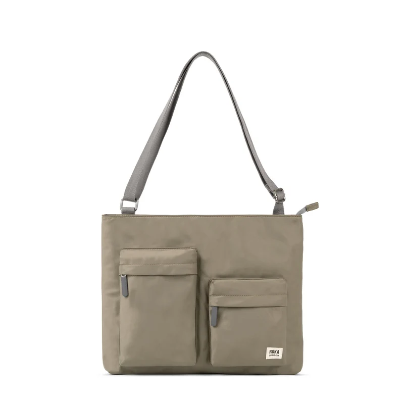 ROKA Mittelgroße Tasche Moorgate M aus recyceltem Nylon - Taupe