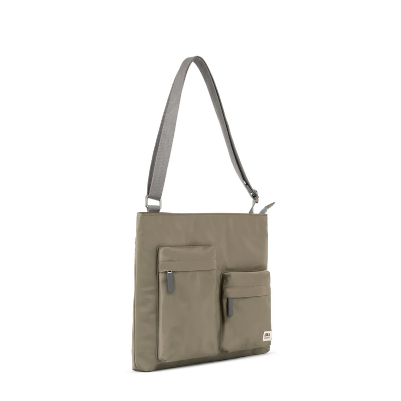 ROKA Mittelgroße Tasche Moorgate M aus recyceltem Nylon - Taupe