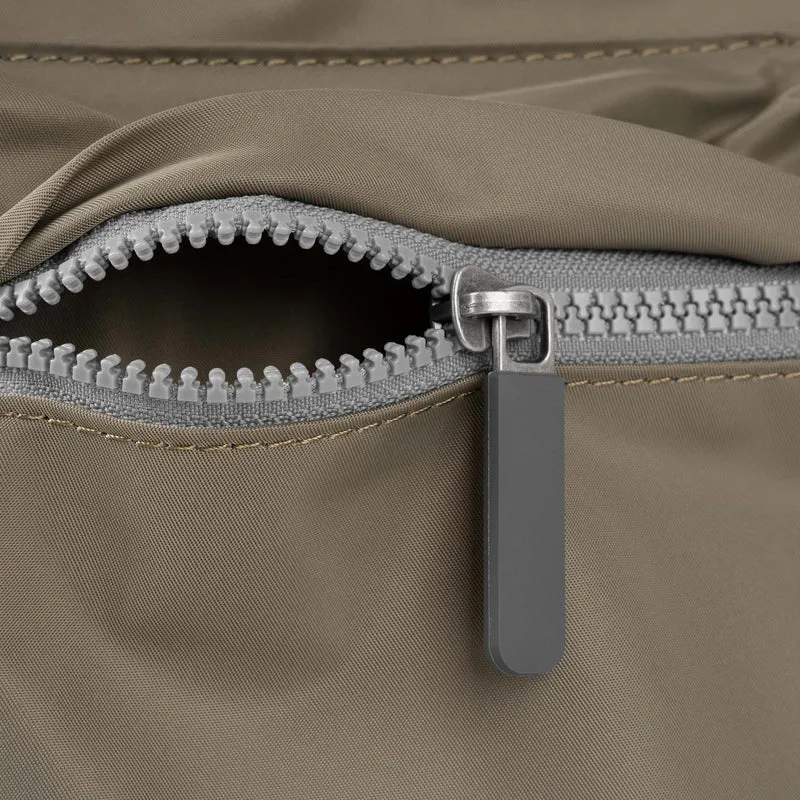 ROKA Mittelgroße Tasche Moorgate M aus recyceltem Nylon - Taupe